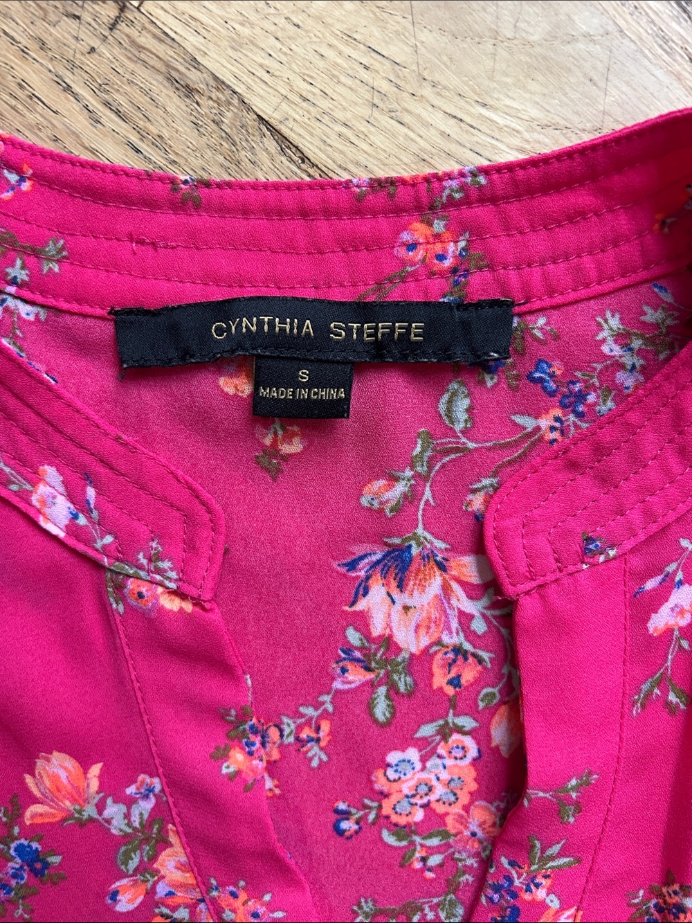 🌸3 FOR $20🌸
Cynthia Steffe Hot Pink Floral Split V-Neck Cap-Sleeve Blouse - Picture 3 of 8